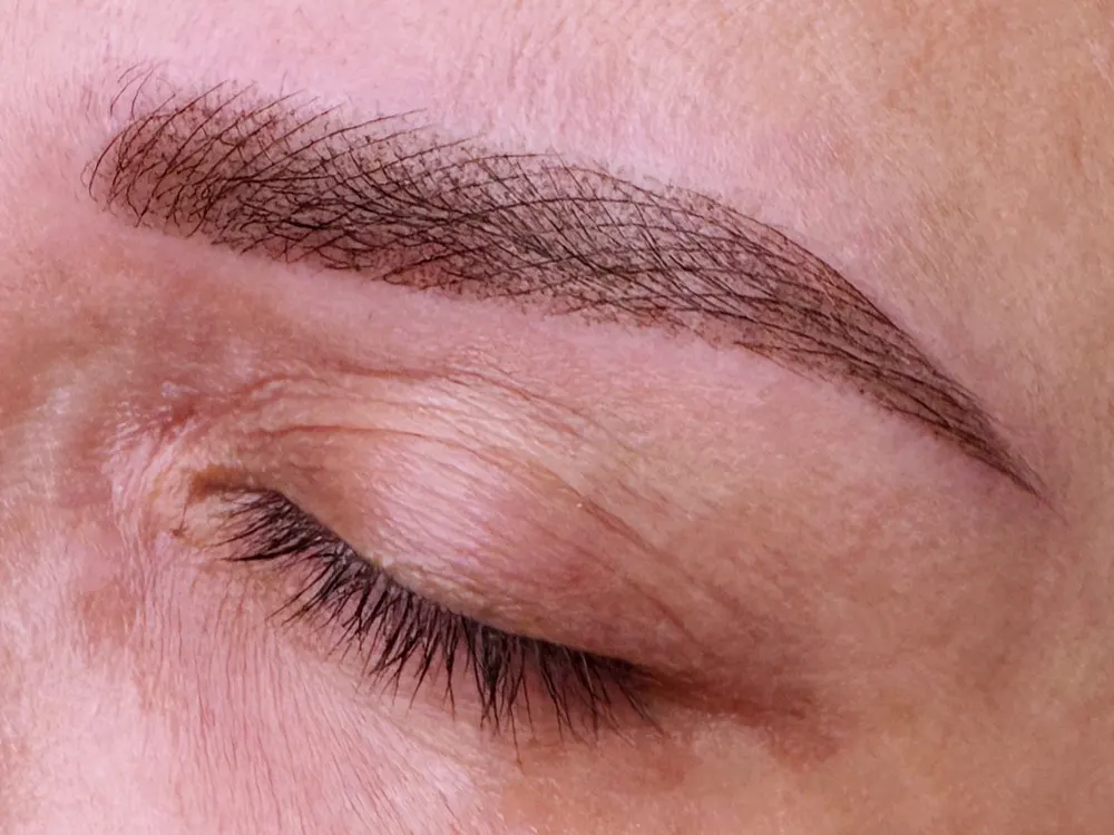 Hibrid szemöldök tetoválás, szálas és púderes technika kombinációja a természetes, mégis telt hatás érdekében