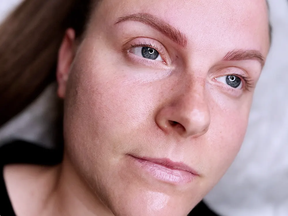 Microblading szemöldök tetoválás Budapesten, természetes, szálas technikával készült szemöldök korrekció