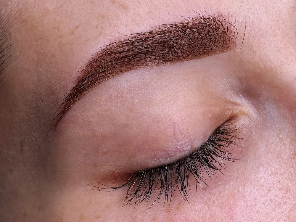 Microshading púderes szemöldök tetoválás Budapesten, lágy, satírozott hatású szemöldök tartós smink technikával