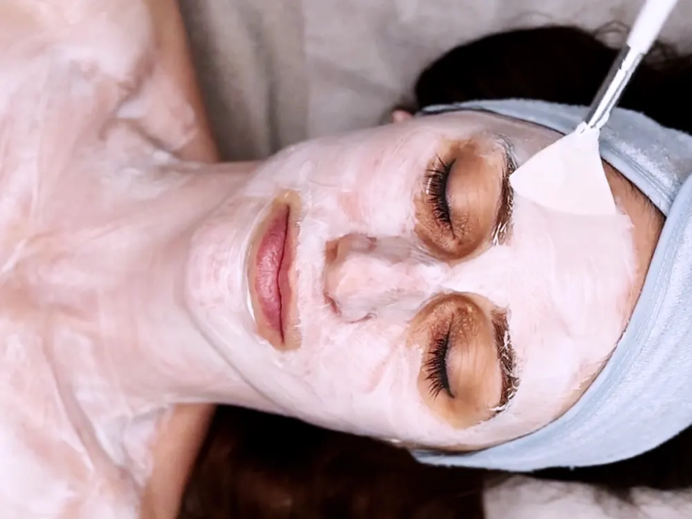 Speciality arckezelés Budapesten Orosz Grétánál, professzionális maszk felvitele kozmetikai kezelés során