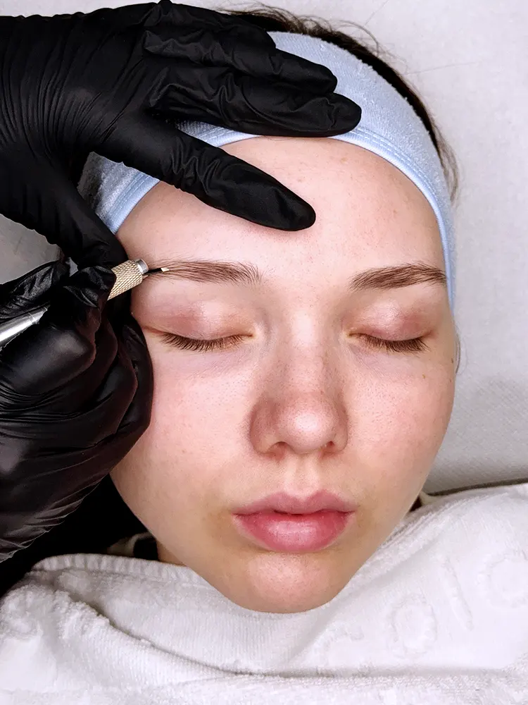 Szemöldök tetoválás árak Budapest, Orosz Gréta sminktetováló munka közben, profi microblading eszközzel