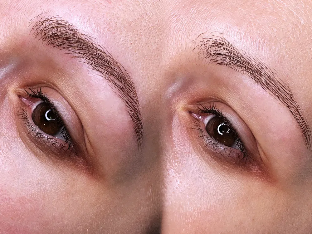 Szemöldök tetoválás előtte-utána, természetes hatású, precíz korrekció a szimmetrikus és rendezett megjelenésért