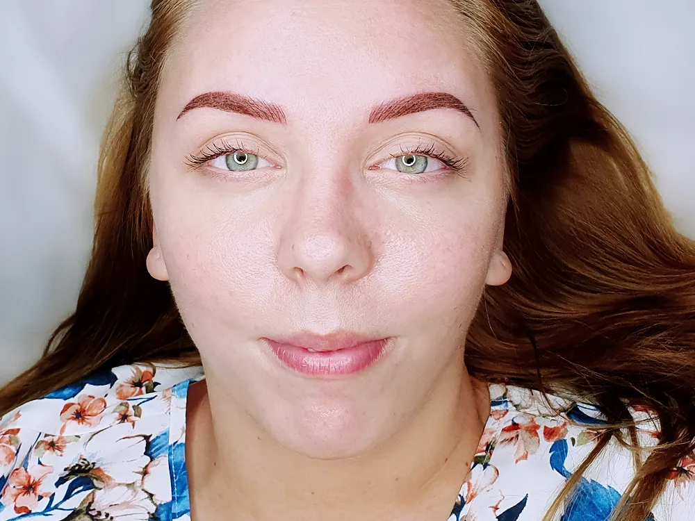 Szemöldök tetoválás gyógyulás közben, friss tetoválás természetes formával és intenzív színnel