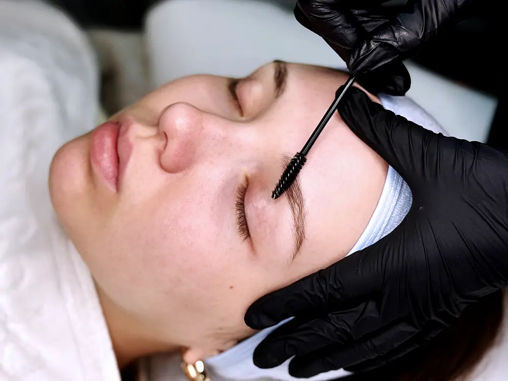Szemöldök tetoválás korrekció közben, Orosz Gréta sminktetováló precíz előkészítő munkája Budapesten