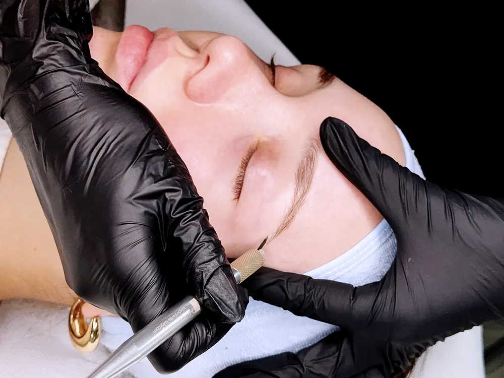 Szemöldök tetoválás menete, Orosz Gréta profi sminktetováló munka közben