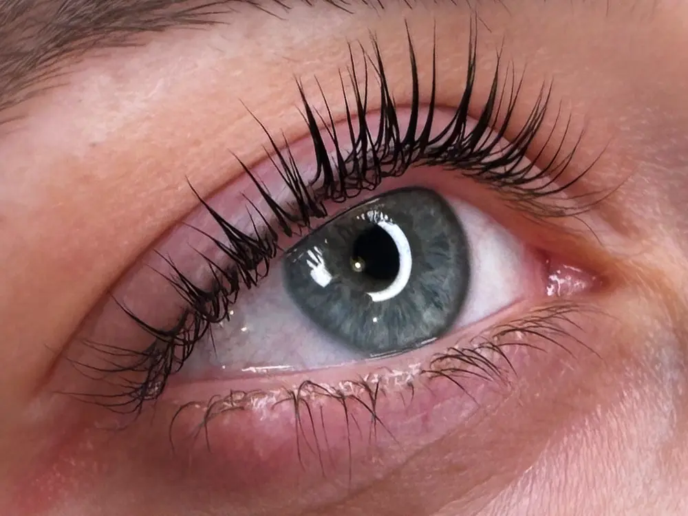 Szempilla lifting után kialakuló lehetséges káros hatások és veszélyek, mire érdemes figyelni a kezelésnél