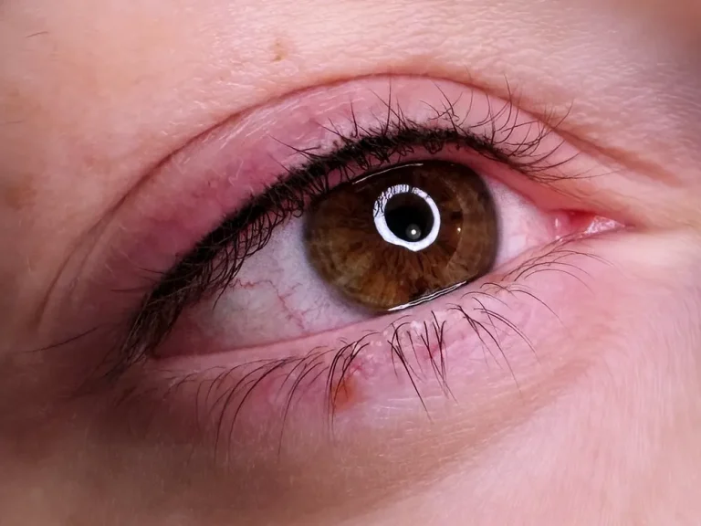 Szempillasűrítő szemhéj tetoválás Budapesten, természetes hatású sminktetoválás