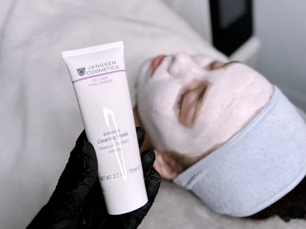 Tini arckezelés Janssen Cosmetics maszkkal, kozmetikus által felvitt arcmaszk