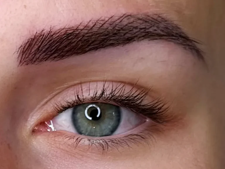 Természetes hatású tetovált szemöldök zöld szemmel, finom szálas technikával készítve, modern szemöldöktetoválás Budapest Zuglóban