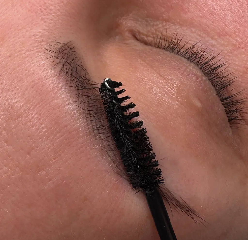 szemöldök fésülése spirál kefével a szemöldöktetoválás gyógyulása utáni korrekció alkalmával