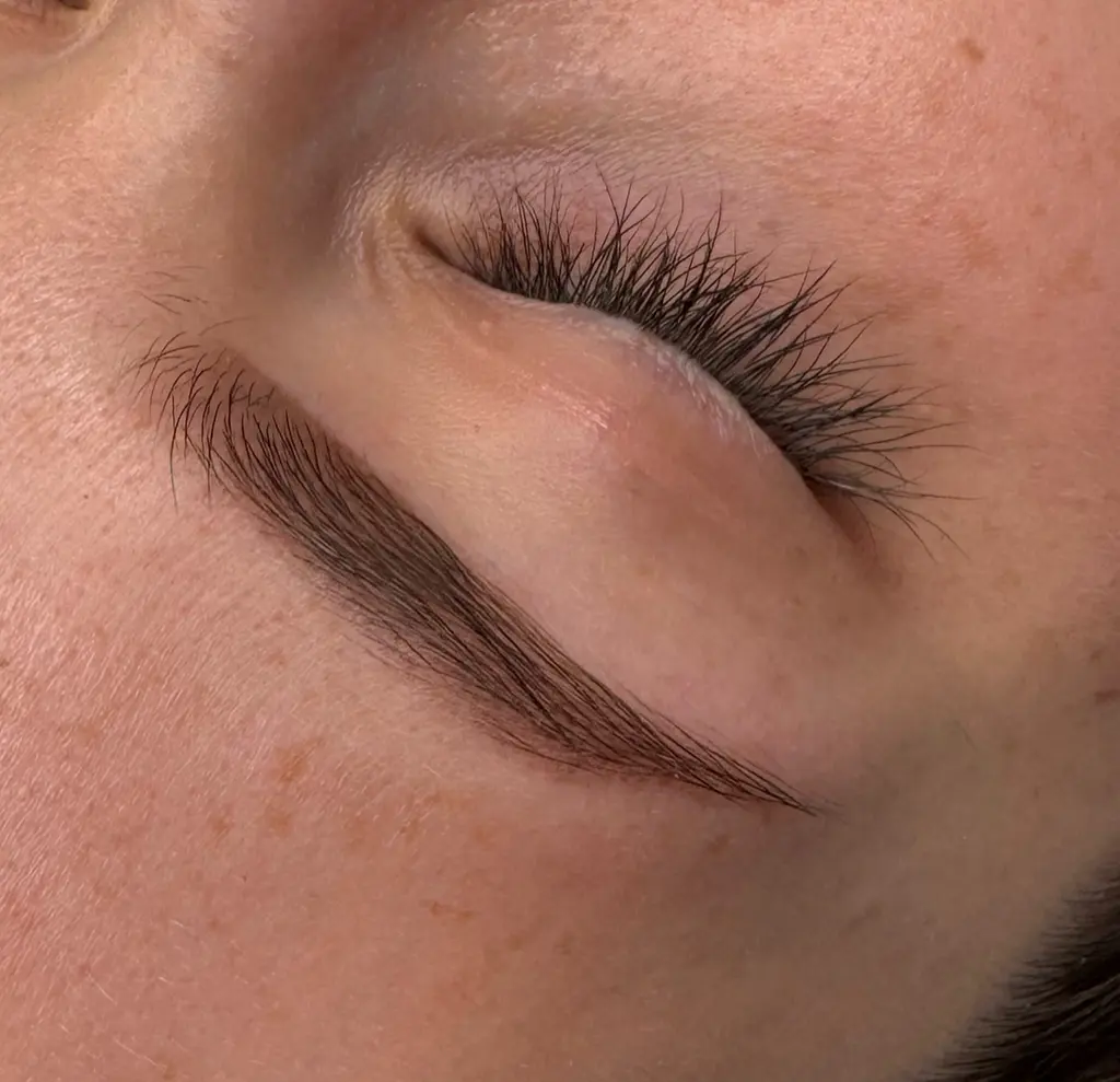 púderes szemöldöktetoválás eredménye közelről a gyógyulási folyamat után