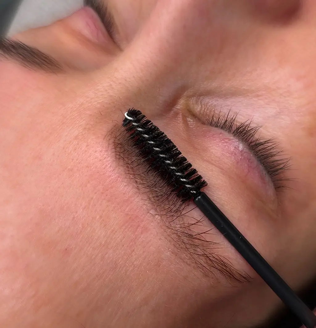 szálas szemöldöktetoválás gyógyulása közben történő ellenőrzés spirál kefével