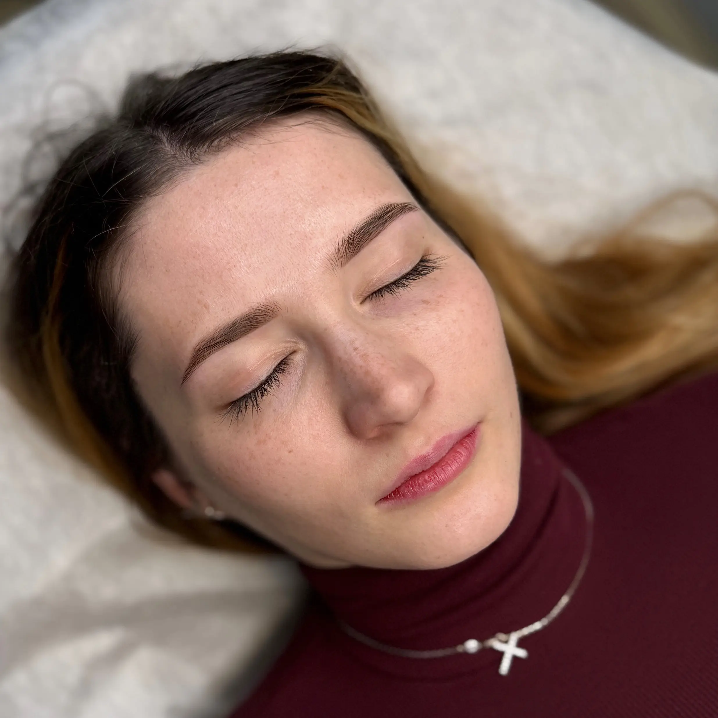 női vendég arca szemöldöktetoválás után, púderes szemöldök természetes formával a gyógyulási időszakban