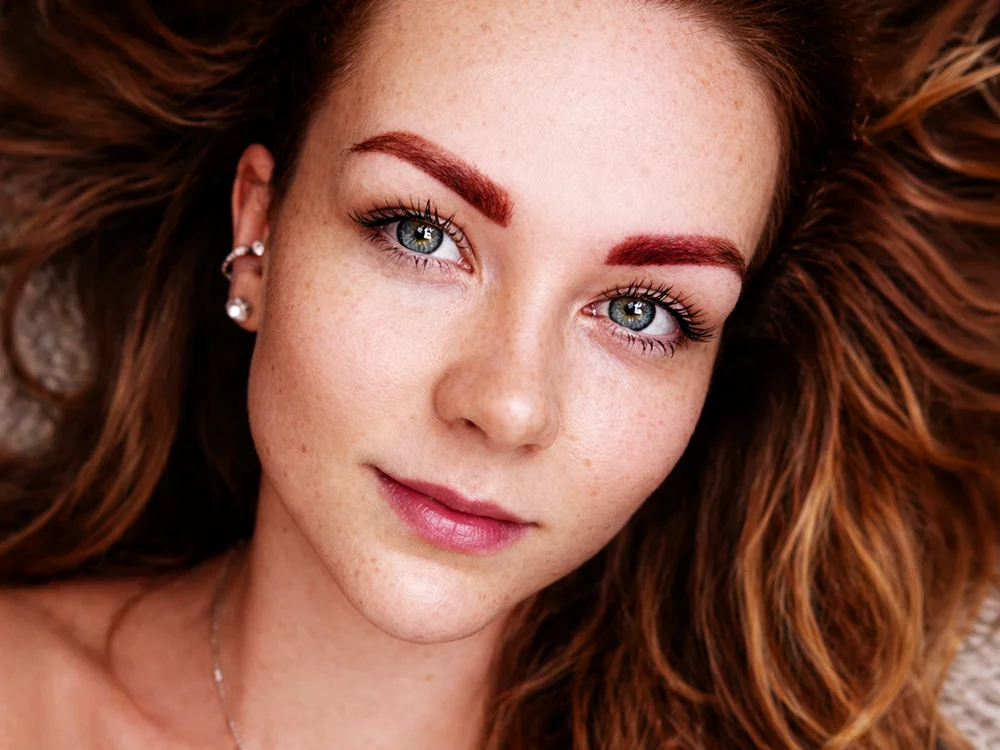 friss szemöldök tetoválás eredménye közelről